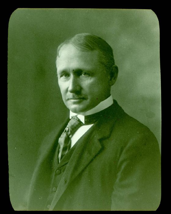 Frederick Winslow Taylor in middle age, clean-shaven except for a moustache, in a dark three-piece suit and high white collar, photographed half-length in a studio